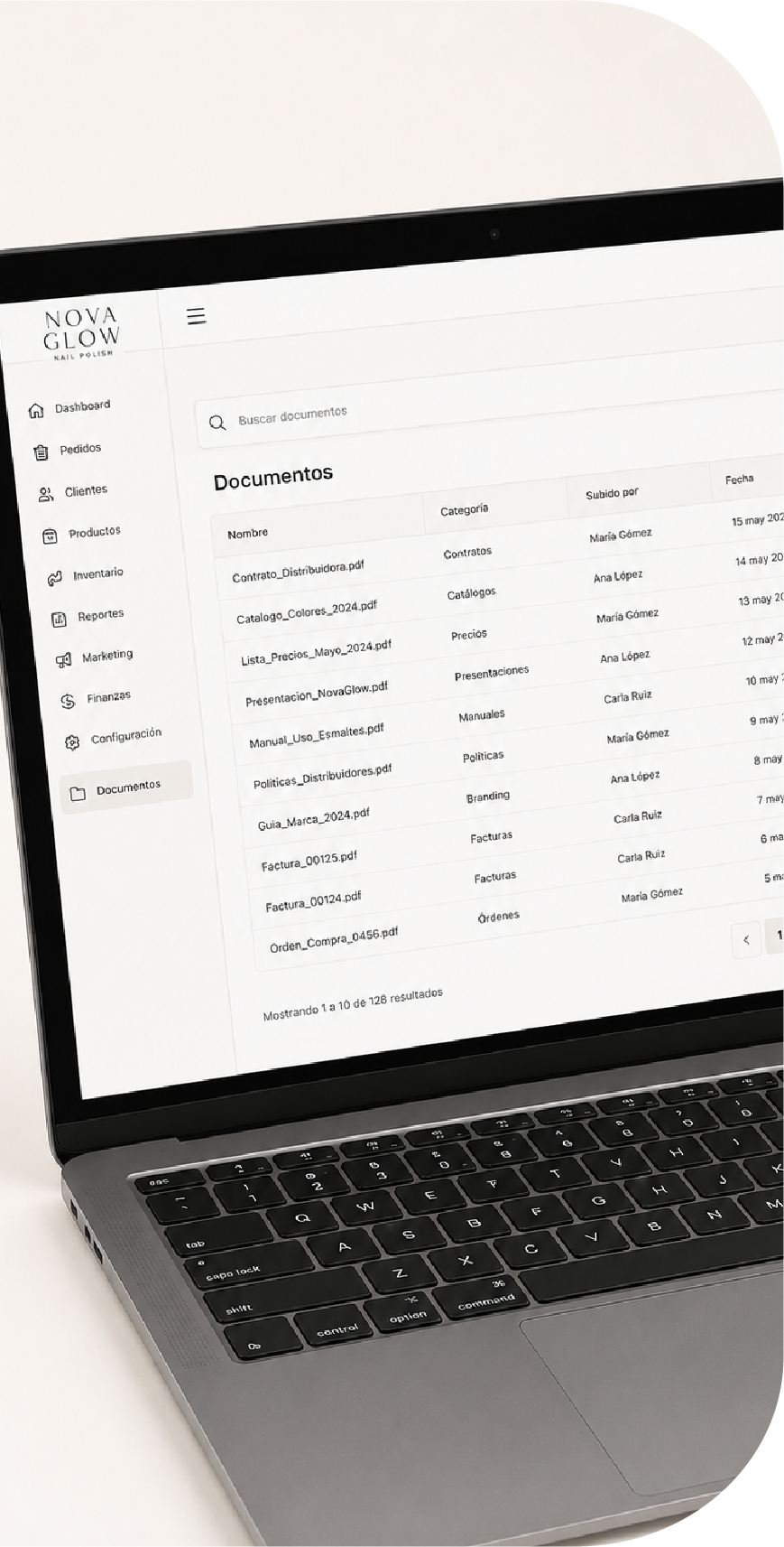 Portal CRM TeamGlow en laptop